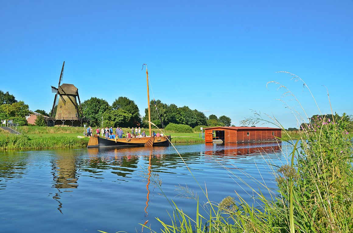 Schwimmendes Bootshaus für die Vechtezomp in Laar