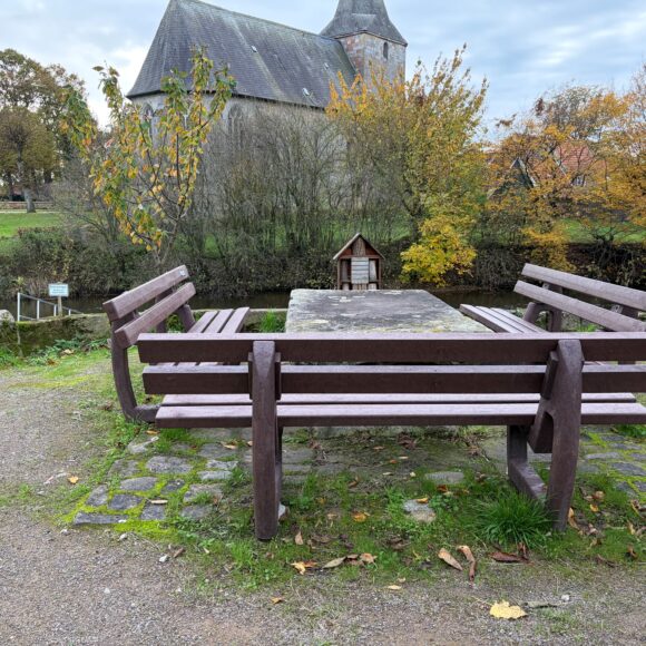 Neue Bänke für die Gemeinde Ohne Neue Bänke für die Gemeinde Ohne